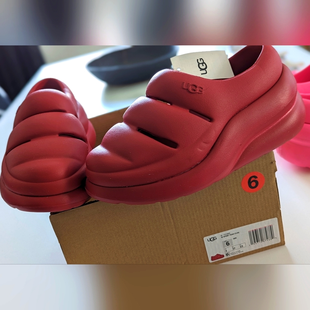 NWT Ugg W Sport Yeah Clog Size 6 Red